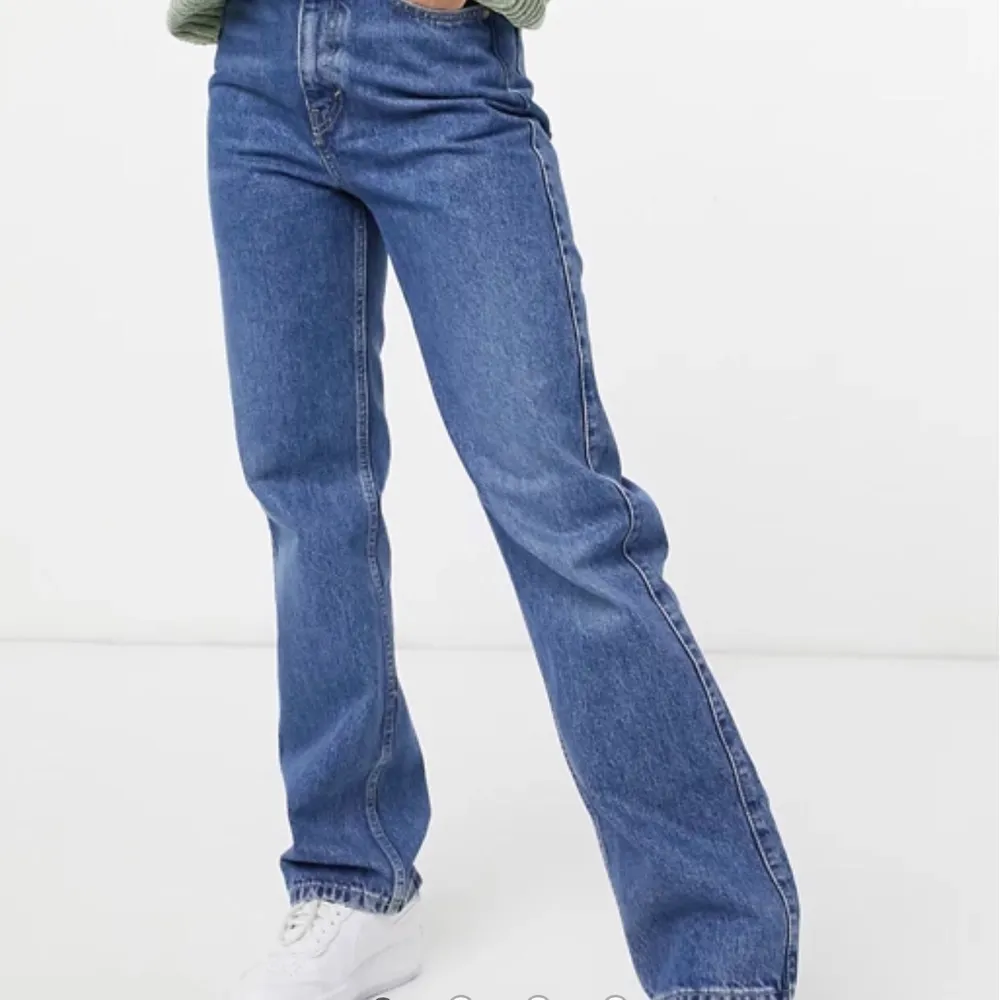 Så fina weekday jeans i modellen Rowe, de är tyvärr lite för långa för mig. Storleken är 26/32. Skriv för fler bilder☺️💖💓. Jeans & Byxor.