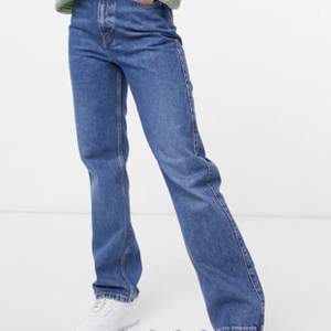 Så fina weekday jeans i modellen Rowe, de är tyvärr lite för långa för mig. Storleken är 26/32. Skriv för fler bilder☺️💖💓