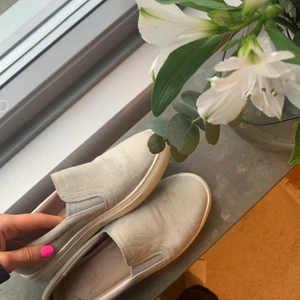 Dasia slip-in - Dasia slip-in skor i ”grey” storlek 37. Materialet är mocka! 
