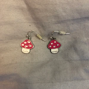 Svamp örhängen - Supersöta rosa örhängen som jag har gjort själv. Pris kan diskuteras, frakten kostar 11 kr♥️