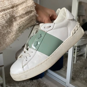 Valentino skor - Fina valentino skor i storlek 35,5 men de är stora i storleken så skulle säga att de passar upp mot 36,5💕 skriv privat för fler bilder!