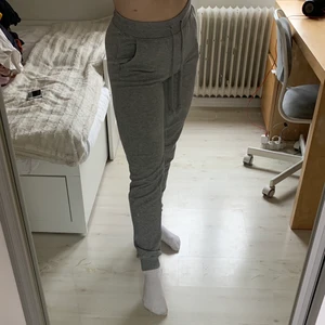 Gråa sweatpants - Gråa sweatpants från H&M Divided. Köpare står för frakt.
