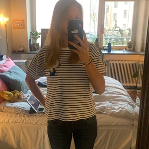 Tröja med hello Kitty  - Randig thirt med hello kitty på, denna är ifrån zara barn storlek 164 men är som en xs s! 