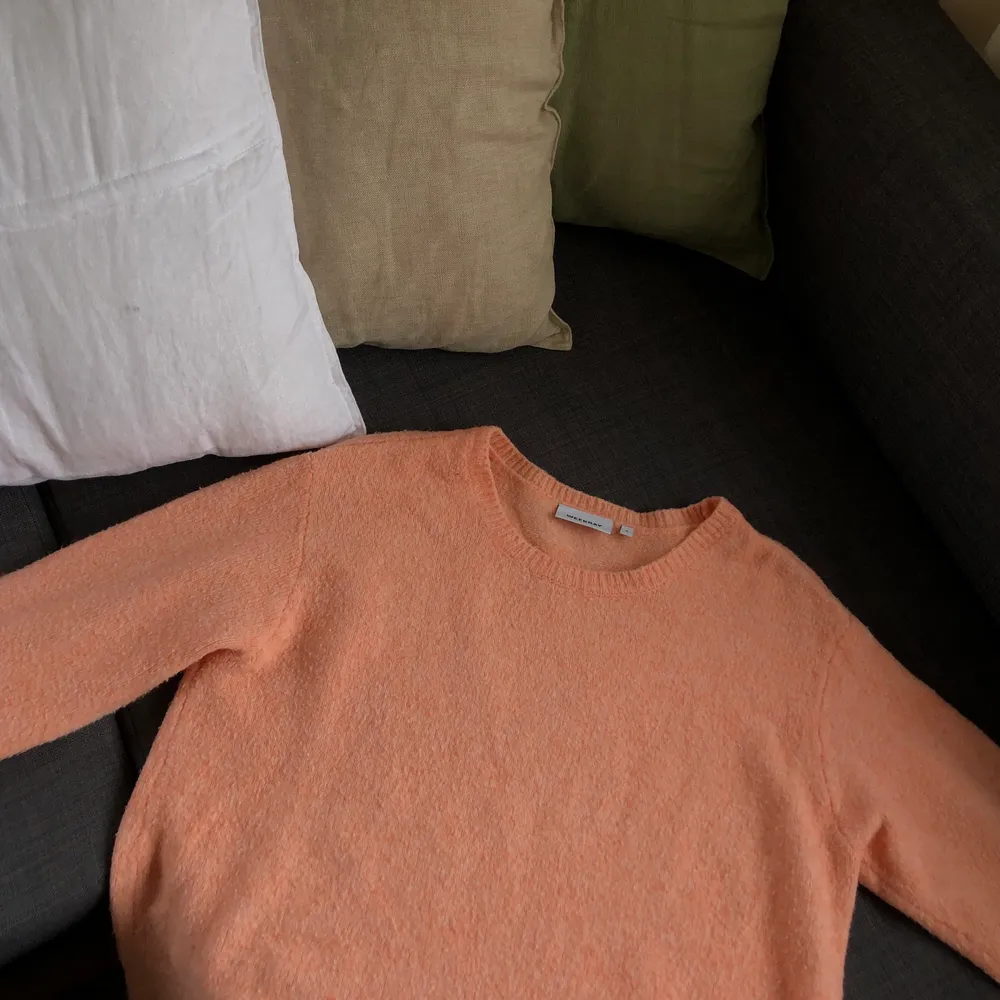 Säljer denna fina persikofärgade tröja från Weekday i storlek S. Pris 100kr exkl frakt <33 . Tröjor & Koftor.