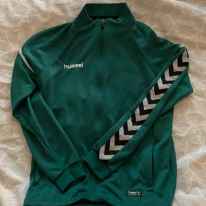 Hummel  - Hummel träningsjacka, väldigt fint skick. Storlek S 