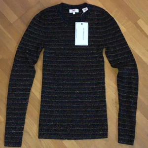 Levis tröja - ⚡️Säljer nu denna coola tröja då jag aldrig använt den, den är svart o glittrig o har små gula o röda ränder! Skriv för mer info 🥰