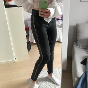 Zara jeans storlek: 36 EUR - Superfina svarta jeans från Zara som tyvärr inte kommer till sin användningen. Endast användt dem ett par gånger så väldigt fint skick:))). #zarajeans #deminzara 