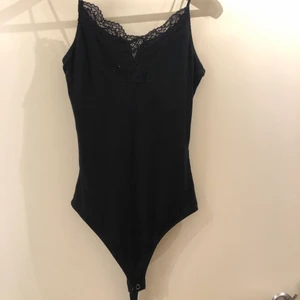 Spets body - Skitfin body med spets💕 Säljer pga den är för liten☺️ Använd fåtal ggr, jättfin till sommaren med en kjol eller bara ett par jeans☺️💕