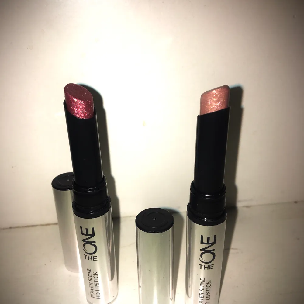 The One Power Shine HD Lipstick i färgerna Lustrous Nude & Pink Lemonade. Endast testade men rengjorda.😍. Accessoarer.