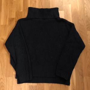 Stickad polotröja från Factorie - Mysig mörkblå oversized stickad tröja från Factorie. Storlek M.