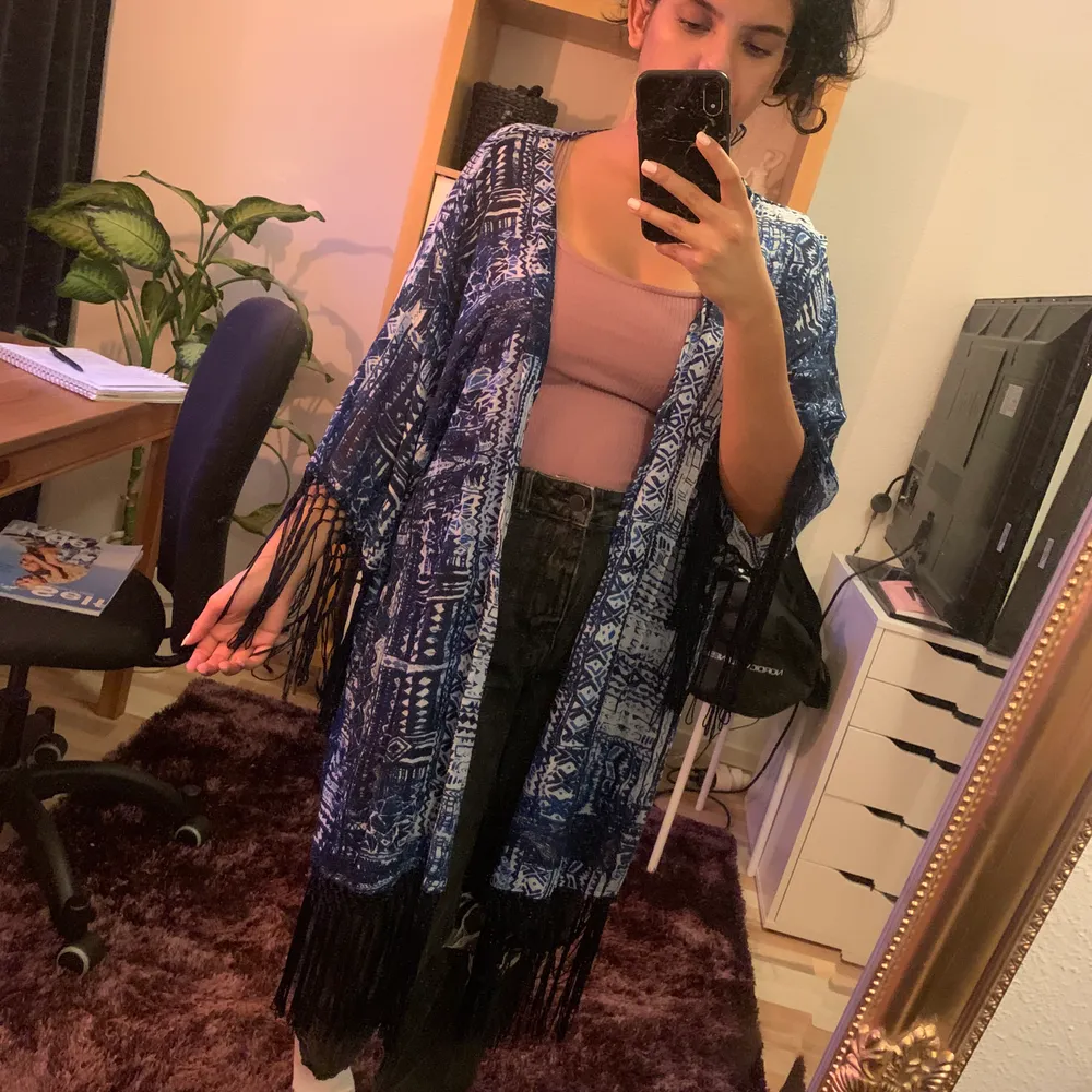 Kimono som passar perfekt till sommaren. Den är knappt använd vilket jag tycker är synd. Frakt tillkommer . Puserot.