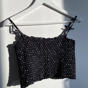 Prickigt linne - Säljer ett jättesött prickigt linne ifrån Zara som är perfekt till sommaren!💘 Om fler är intresserade blir det budgivning i kommentarerna!