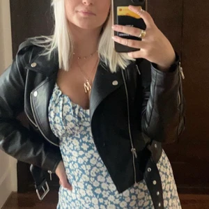 Croppad skinnjacka - Jacka i läderimitation från Bikbok! Nypris är 600 och säljer för 230kr❤️ använd men inga defekter! Möts eller frakta, du bestämmer❤️ Strl s!