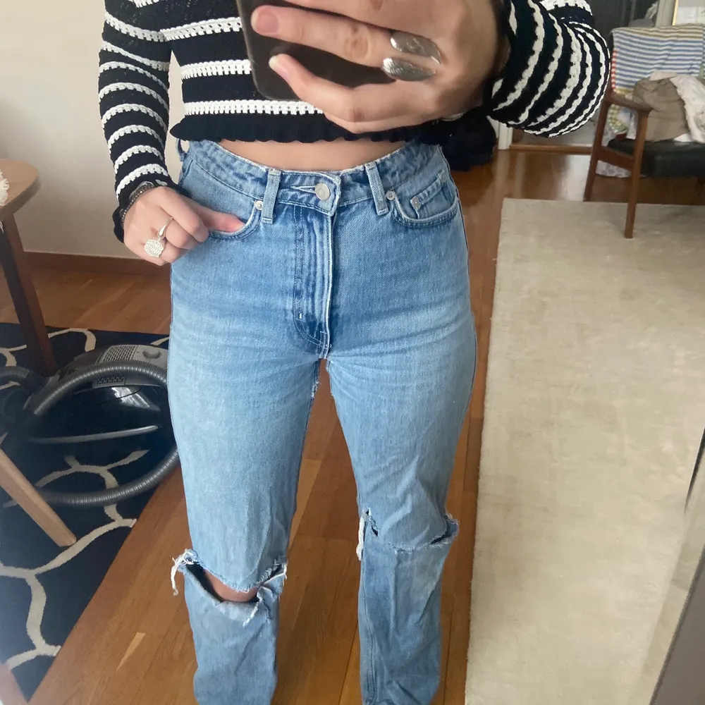 Säljer mina Weekday jeans i modellen Row som jag klippt hål på knäna. Storlek 24/32 men har töjt ut dom så dom kanske är 26 i midjan nu (motsvarar storlek 34/36). Buda💕💕. Jeans & Byxor.
