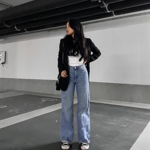 Raka jeans Monki - yoko - Jeans från Monki i superbra skick. Är förstora för mig men dom är lite baggy/loose raka! Supersköna! (Första bilden är lånad)