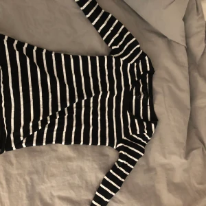 Randig tröja - Fin randig tröja i fint skick! Sitter supersnyggt på och är väldigt strechig. 