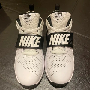 Nike Team Hustle D8 - Nike Team Hustle D8, storlek 40, knappt använda så väldigt bra skick 