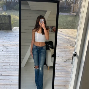 Lågmidjade jeans nelly - Lågmidjade jeans från nelly!! As coola och ger en snygga former. Kan skickas men då står köparen för frakten. Annars kan jag mötas upp i Nacka. HÖGSTA BUD NU:240 kr