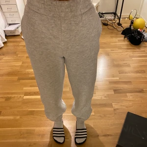 Grå mjukisbyxor - Gråa mjukisbyxor från bikbok i storlek Xs men passar S också. Köpte för 350 säljer för 80kr+frakt då de är lite noppriga. 