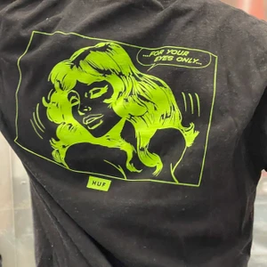 Svart tröja med tryck - Säljer denna tröja med ett coolt tryck på ryggen, köpt ifrån Urban Outfitters, storlek M💚