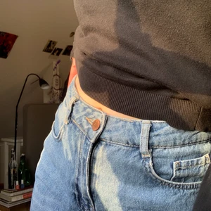 Jeans - Supersköna jeans i bra skick! Köpta på NAKD. Kan mötas upp i Stockholm. Annars står köpare för frakt:)