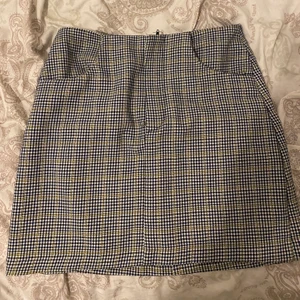 Rutig kjol - Kjolen e från PULL&BEAR och är svart, vit och lite gul. Har använts typ 1 gång men den var för stor för mig :/ är i storlek S. Köparen får betala frakten!!