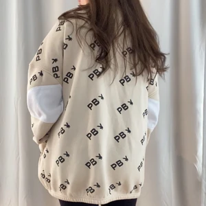 Playboy hoodie 🐰 - Playboy x missguided zip up hoodie i storlek XS. Passar XS-M då den är oversized. Endast använd ett fåtal gånger. Nypris var 650 kr.  Frakt på 130 kr tillkommer, men vi kan dela på frakten!🐰🤍