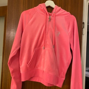 Juicy  - Oanvänd tjocktröja från juicy i jättefin rosa färg. Storlek L man väldigt liten i storleken. Självklart äktar 