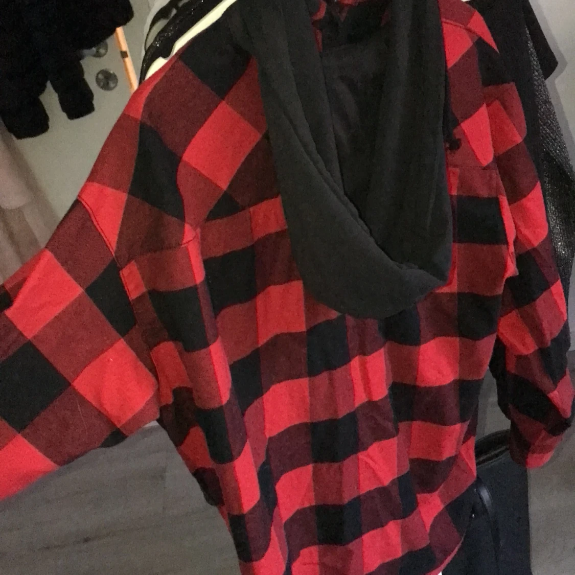 Röd/svart skjorta med luva - 91