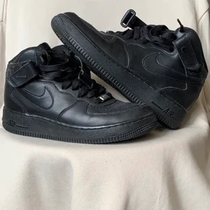 Nike skor  - Använda ca 3 gånger men inget som syns på dom! Säljer för dom inte längre kommer till användning och jag är i större behov av pengar än av dom! Frakten ingår i priset!