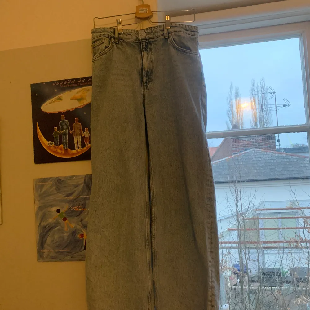 Säljer mina monki jeans pga för små, väl använda men mycket bra skick inga fläckar! 180kr + frakt. Priset kan diskuteras . Jeans & Byxor.