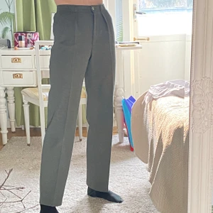 Vintage kostymbyxor - Jättefina 50-talsstil byxor köpta i en liten vintagebutik i Köpenhamn. Tyvärr har de blivit för små för mig så väljer att sälja dom nu trots att det gör lite ont i mig. Det är i storlek S och i en woolblend så man fryser inte i dem. Färgen skulle jag beskriva som naturgrön. Midjemåttet är ungefär 70cm