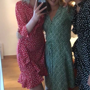 Sommarklänning  - Så drömmig sommarklänning😍 perfekt till midsommar och liknande! Är i strlk S men med justera bara snören man knyter med i midjan så passar xs-m