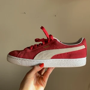 Röda sneakers! - Jättefina pumasneakers i storlek 39! Köpta här på plick och använda en gång bara! Superhärlig röd färg🤩 