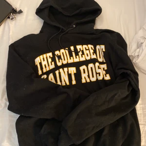 Hoodie - Skit snygg Hoodie köpt på byond retro❤️ eftersom många är intresserade så får man gärna buda i kommentarerna❤️ just nu ligger bud på 150kr