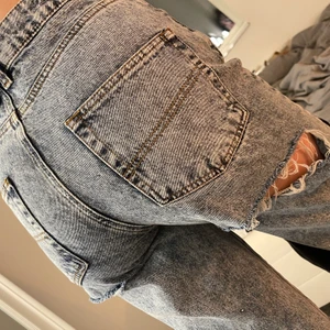 Jeans med slits under rumpan - Svinballa jeans från COLLUSION. Aldrig använda då jag har 2 par. Slits under varje skinka (se bild), jätte coolt både till fest och vardags. Storlek 28/32, men skulle säga passar en S bäst. Jag är 170cm och de går till ankeln på mig. 150kr 🥰