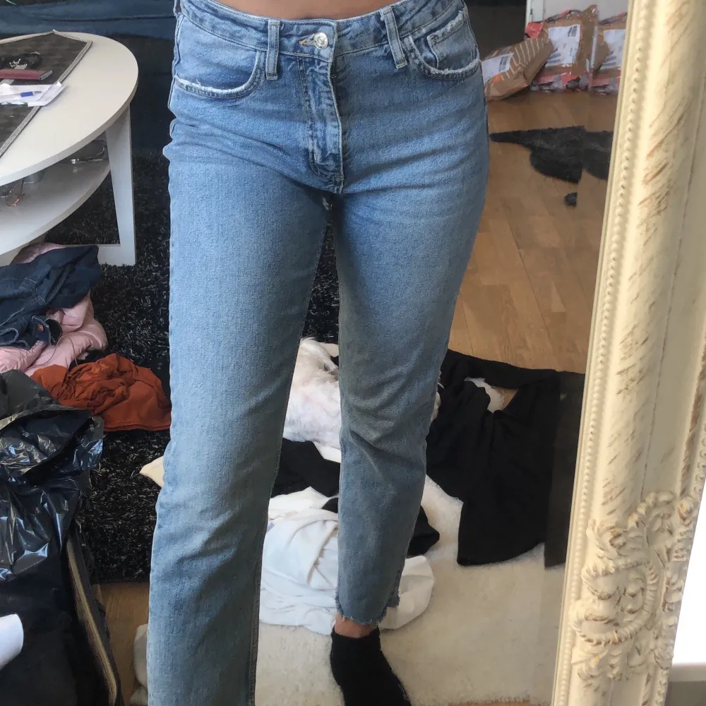 Fina blåa jeans från Zara, använt ett par gånger. Modellen är straight jeans, men dom är lite kom jeans aktiga skulle jag säga. Storleken är 38, lite pösiga (se bilder) . Jeans & Byxor.
