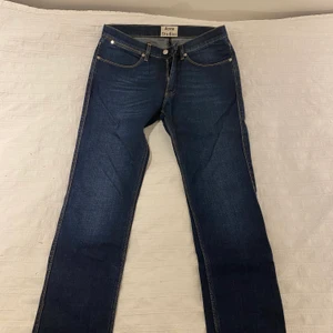 Acne Studios  - Ett par snygga Acne Studios byxor i formen slim fit formen för 300kr