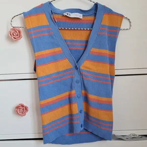 Randig zara väst/topp - Den superfina och trendiga zara västen. Orange och blå. I storlek S. Superskick!!
