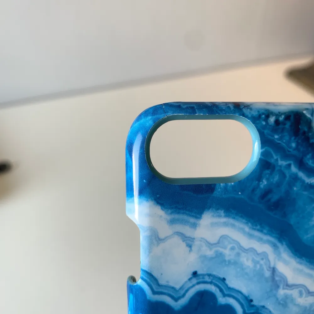 Salt water marble mobilskal från Ideal of Sweden i bra skick, bara en liten spricka högst upp (se bild), för iPhone 8/7/6/6s. Supersnyggt och trendigt! 100kr + frakt, skickas i orginalförpackingen🥰. Accessoarer.