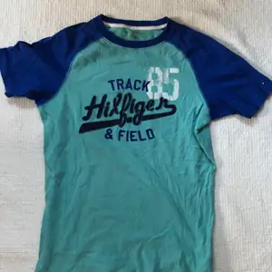 En Tommy Hilfiger t-shirt strl L/(12-14) Passar smala tonårsgrabbar i 14-16 års åldern. Använd i 2 år, gott skick samt felfri!! Ej utnött. Nypris: 500kr.