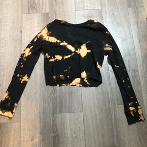 🤎 - Säljer denna coola tiedye tröjan som jag har gjort själv! 50 kr+ frakt!🤎 den är storlek 146-152 men passar mig bra som är xs-s