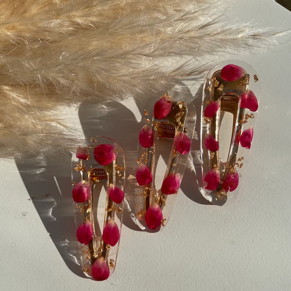 Nu finns RESTOCK på 🌹✨ Rosé Gold✨🌹   Handgjord hårspännen av epoxy resin med rosé blad och guld folie.     Pris: 1 för 35kr 2 för 65 . Accessoarer.