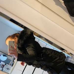 Parka jacka  - Fint skick. Inte så använt har använt den fåtal gånger. Köp av en tjej för 3000