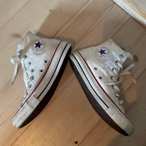 Vita converse - Bra skick, säljs pga använda inte längre. Storlek 37,5🌼