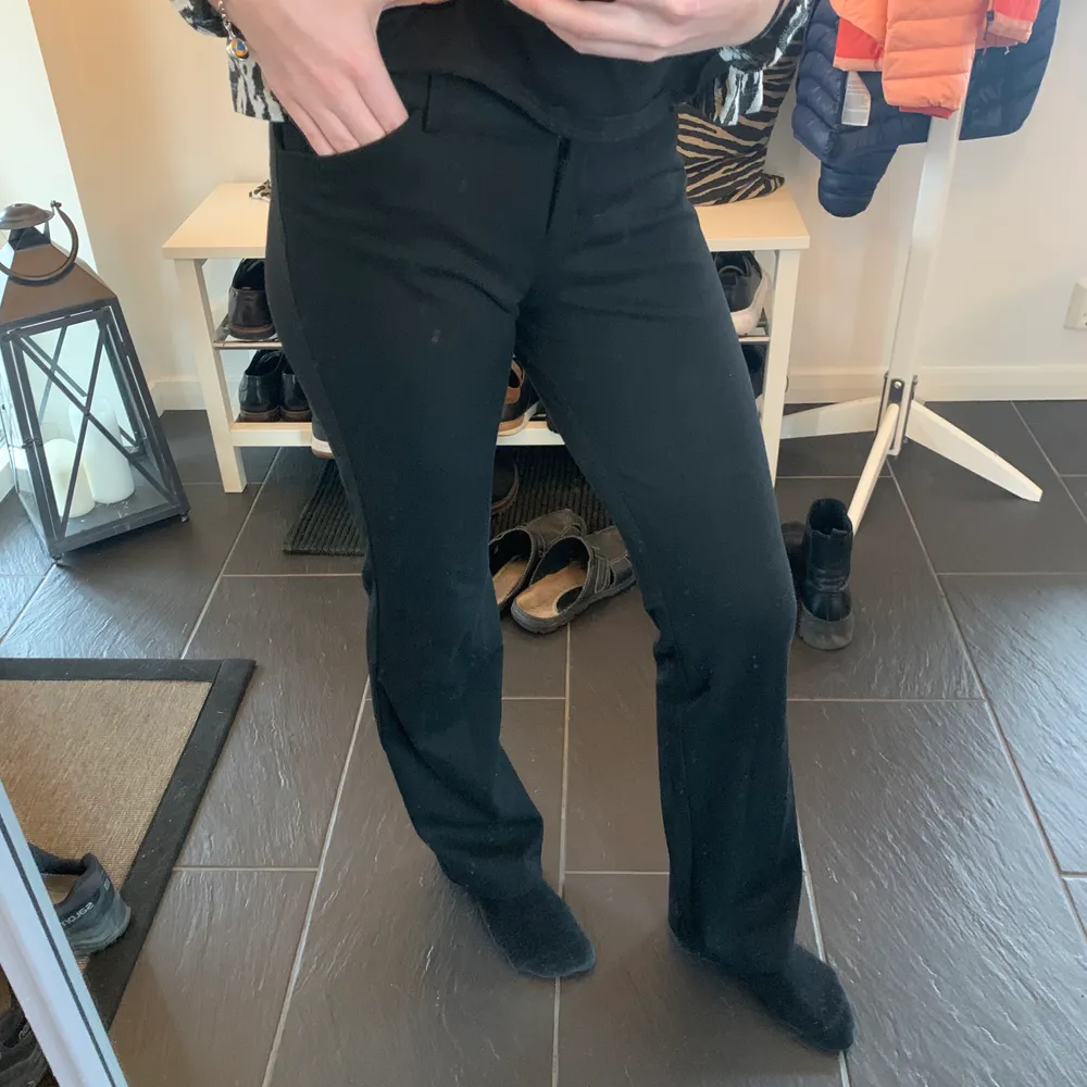 Skitsnygga raka svarta kostymbyxor, köpta i USA. Jag är 1,75 lång och dom passar perfekt. Frakt tillkommer.. Jeans & Byxor.