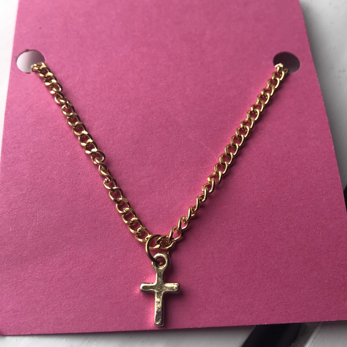 Jätte fint halsband med ett kors på💖☺️/köparen står för frakt 