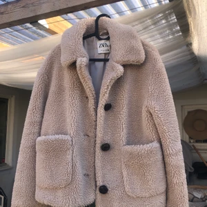Teddyjacka Zara - Teddyjacka från Zara i storlek S. Tråden man hänger i har gått av på ena sidan men är sydd. En knapp är även påsydd då den åkt av. Skriv medelande vid frågor. Riktigt fin och perfekt nu till våren🌸