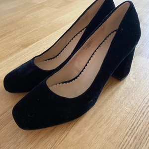 Pumps - Svarta sammets pumps