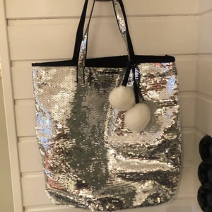 Väska från Victoria’s secret - En fin och glittriga väska från Victoria’s secret!! Passar perfekt till skola eller jobbet då den är rymlig och får plats med det mesta.✨✨